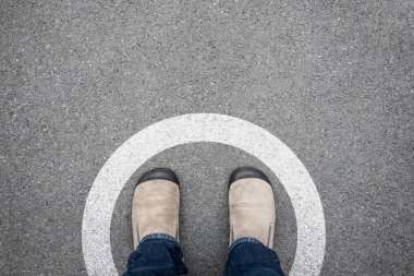 Daire içinde ayakta kahverengi Ayakkabı