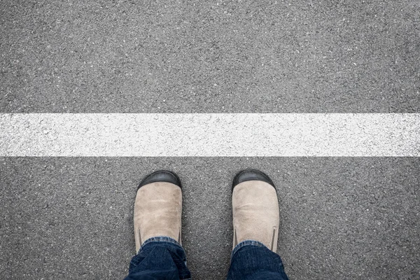 Brown shoes standing at the white line — Stock Photo, Image