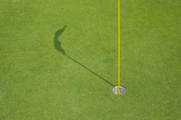 Verde de golfe com buraco e bandeira — Fotografia de Stock