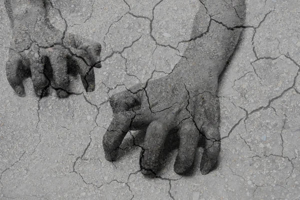 Двойное обнажение ползучих рук и сухой глины — стоковое фото