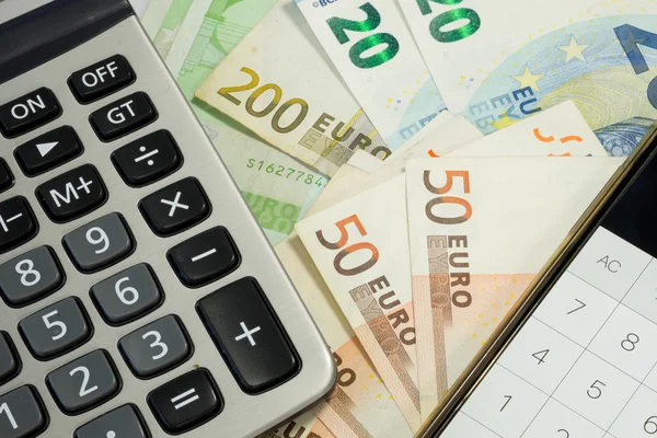 Billetes de dinero en euros y calculadora — Foto de Stock