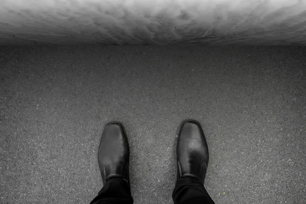 Sapatos pretos em pé no impasse — Fotografia de Stock