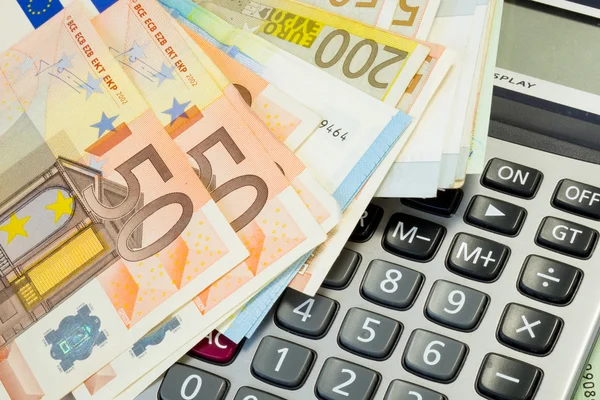 Billetes y calculadora de billetes en euros de la zona euro — Foto de Stock