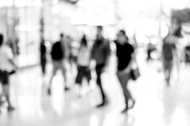 Moda alışveriş merkezinde yürüyen insanlar bulanıklık. Siyah ve beyaz filtre