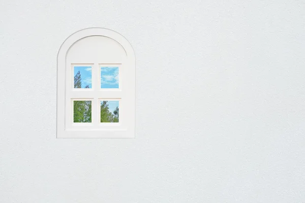 Fenêtre sur le mur blanc — Photo