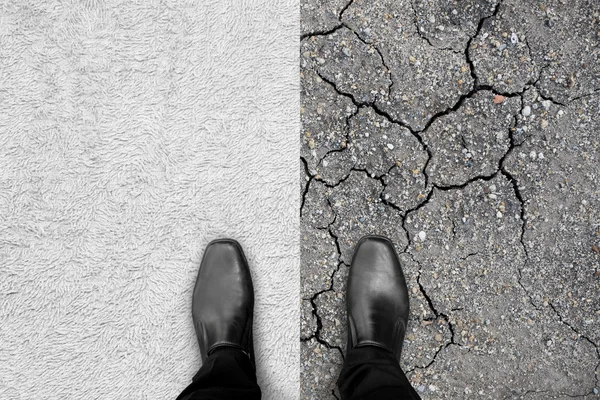 Chaussures noires debout sur le tapis et la terre — Photo