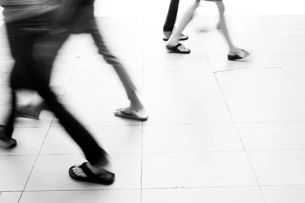 Абстрактні розмиті люди ходять — стокове фото