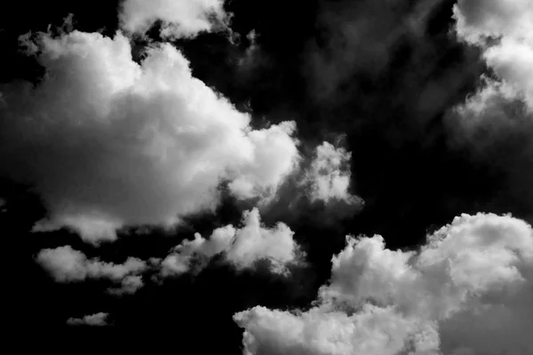 Bewölkter Himmel in schwarz-weiß — Stockfoto