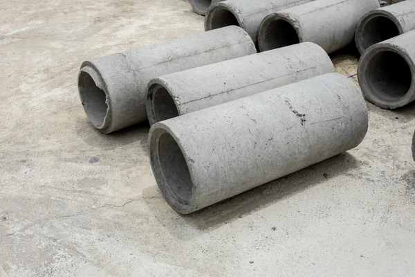 Betonové potrubí na betonovou podlahu — Stock fotografie