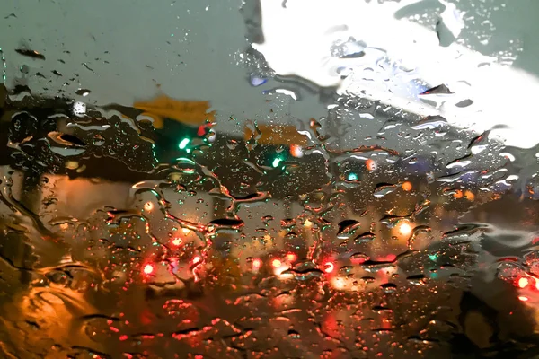 Abstrato desfoque gotas de água na janela do carro e portagem — Fotografia de Stock