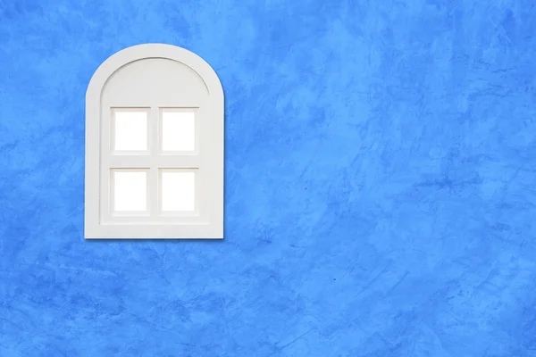Fenêtre sur mur bleu — Photo