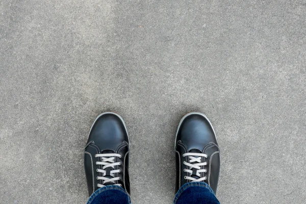 Casual παπούτσια όρθια στο πάτωμα — Φωτογραφία Αρχείου