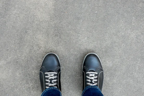 Casual schoenen staande op de vloer — Stockfoto