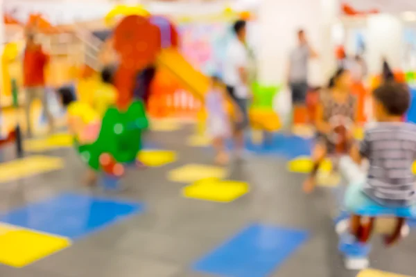 Абстрактні розмиті діти грають на ігровому майданчику — стокове фото