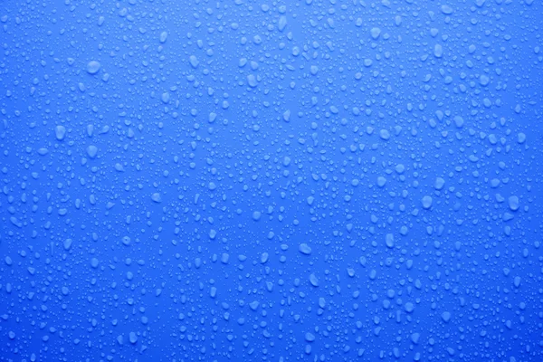 深い青色の表面に水滴 — ストック写真