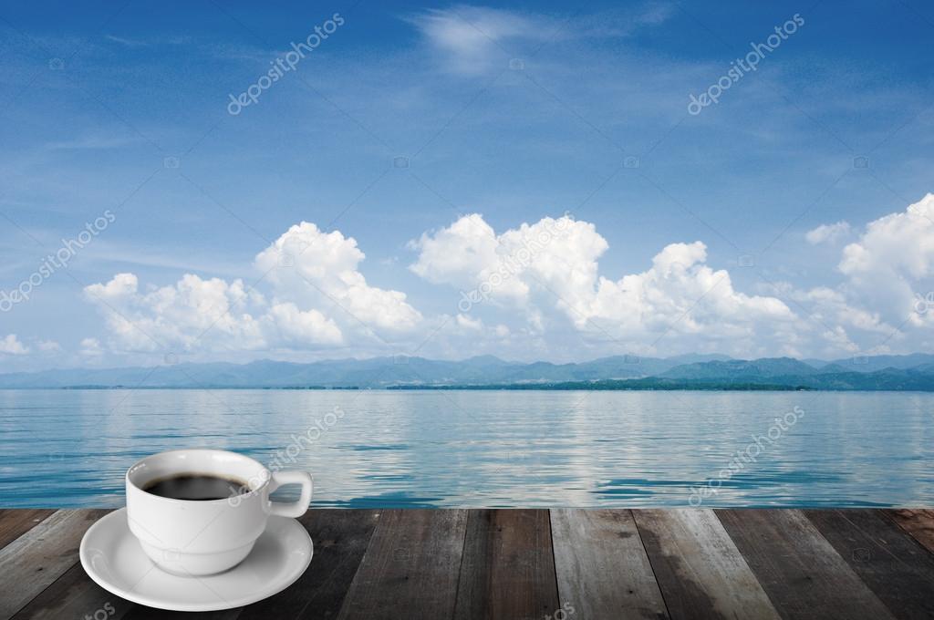 Café, montagne, lac et bleu ciel — Photographie mantinov © 118411136