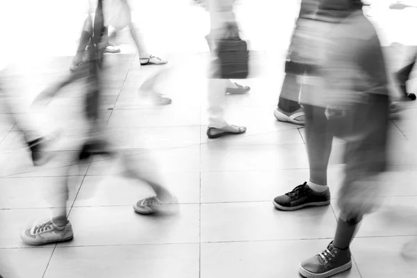 Abstracte vervagen mensen lopen — Stockfoto