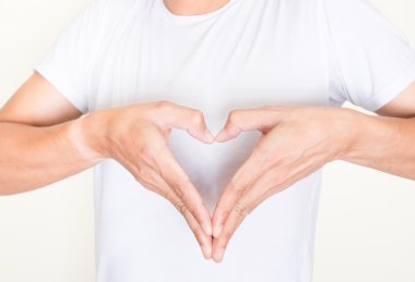 Kalp şekli sol göğüs üzerinde eller