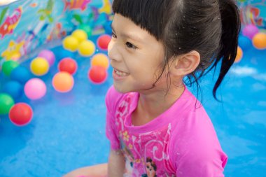 Çocuk havuzunda oynayan kız bebek