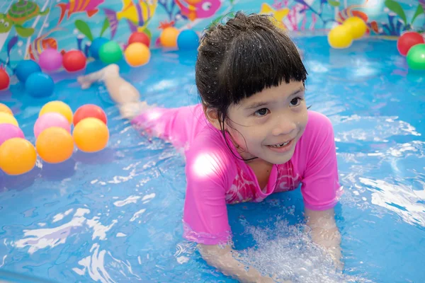 Baby girl playing in kiddie pool — Stock Photo, Image