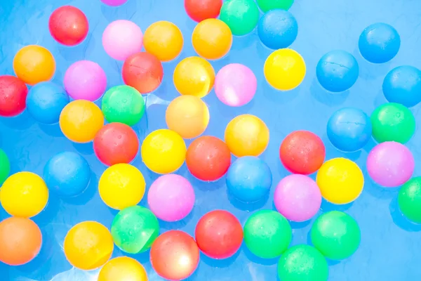 Färgade bollar flytande i barnpoolen — Stockfoto