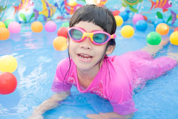 Baby girl playing in kiddie pool — Stock Photo, Image