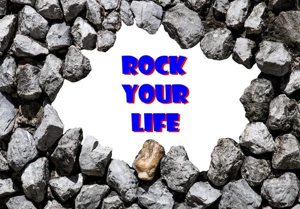 Rock su vida escribió en la pared de piedra — Foto de Stock