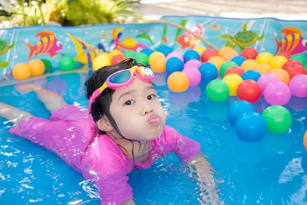 Baby girl playing in kiddie pool — Stock Photo, Image