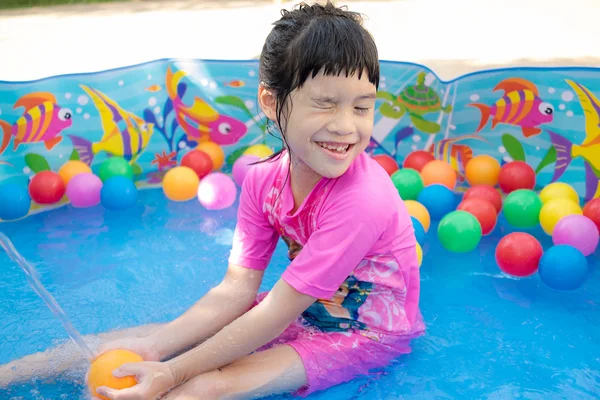 Дитяча дівчинка грає в басейні — стокове фото