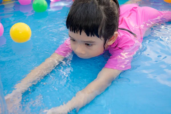 Κοριτσάκι που παίζουν στην πισίνα παιδάκι — Φωτογραφία Αρχείου