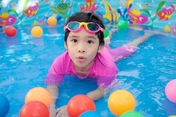 Κοριτσάκι που παίζουν στην πισίνα παιδάκι — Φωτογραφία Αρχείου