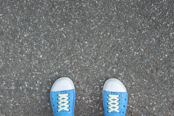 Sapatos em pé no caminho — Fotografia de Stock