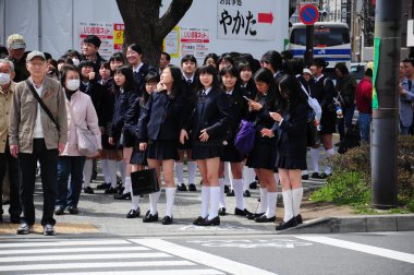 Japon öğrenci kavşak bekliyor