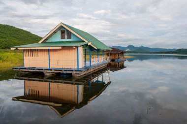 Srinagarintara Barajı teknede evi