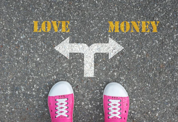 Decisão de fazer na encruzilhada - amor ou dinheiro — Fotografia de Stock
