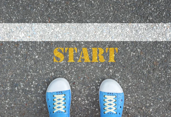 Shoes standing at the start line — Stock Photo, Image