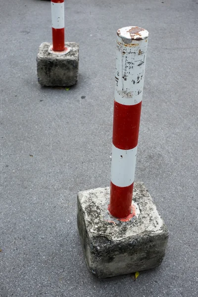 Parkering blockering enhet i rött och vitt — Stockfoto