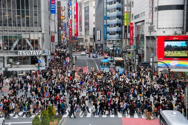 Beaucoup de gens traversent le passage piétonnier à Shinjuku — Photo