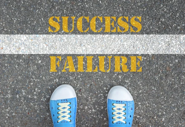Sapatos em pé na linha entre o sucesso eo fracasso — Fotografia de Stock