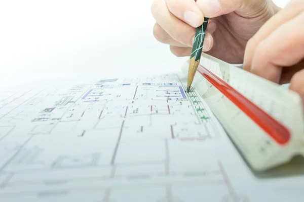 Ingenieur en tekening papier — Stockfoto