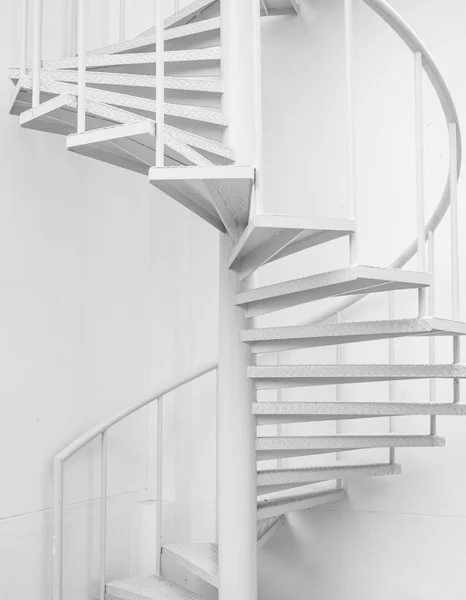 Weiße Stahl-Wendeltreppe und weiße Wand — Stockfoto