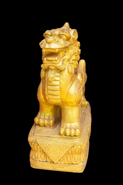 Rzeźba chińskiego stylu złoty lew w czarnym tle — Zdjęcie stockowe
