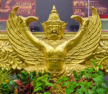 Altın garuda heykel resim çerçevesi altında