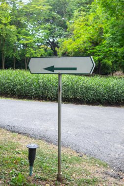 Yön tabelasını yeşil oklu