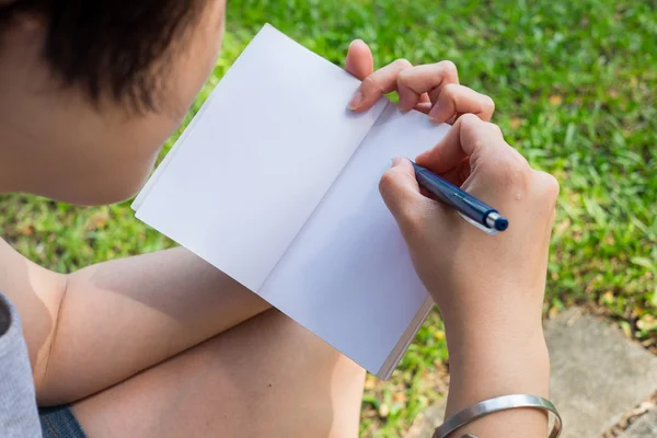 Kalem ve kitap ile not alma