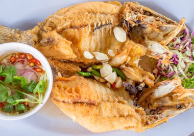 Kızarmış yılanbaşı balık balık sosu ile