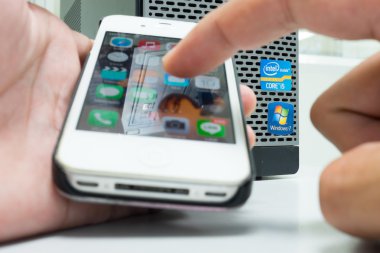 Akıllı telefon yerine bilgisayar kullanan kişiler