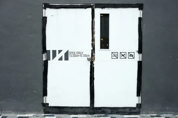 Cerrado blanco viejo restaurante puerta — Foto de Stock