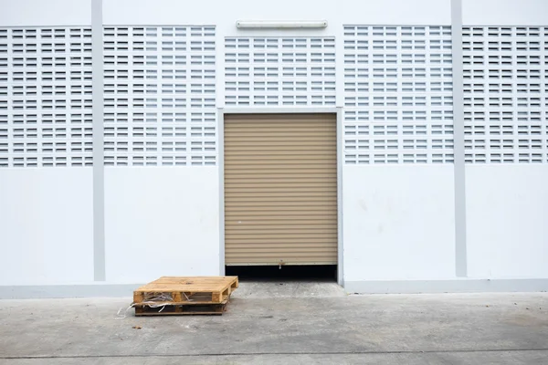 Puerta de garaje rollo y paleta de madera vieja — Foto de Stock