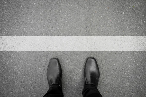 Schoenen staande aan de voorkant van de witte lijn — Stockfoto